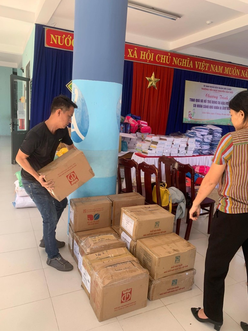 Tặng 4.000 bộ sách giáo khoa cho học sinh Đà Nẵng ảnh 1