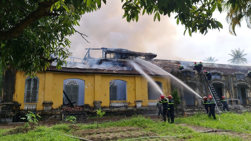 Cảnh sát dập lửa chữa cháy tòa nhà thuộc Bảo tàng Lịch sử Thừa Thiên - Huế.
