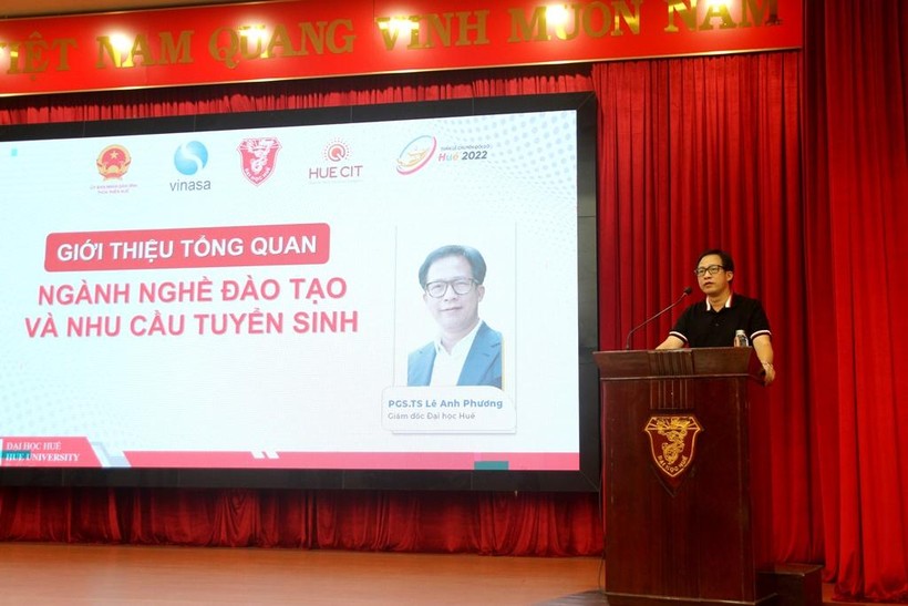 PGS.TS. Lê Anh Phương - Giám đốc Đại học Huế phát biểu tại buổi lễ ký kết quan trọng.
