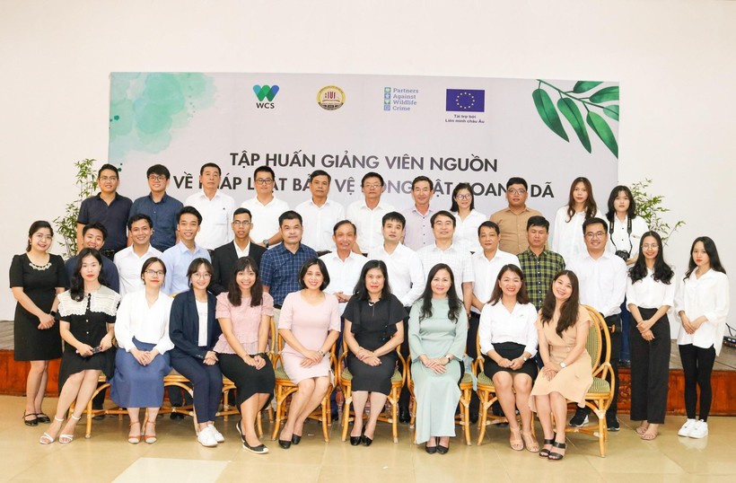 Các đại biểu, khách mời Tập huấn giảng viên nguồn về “Pháp luật bảo vệ động vật hoang dã” tổ chức tại tỉnh Thừa Thiên - Huế.