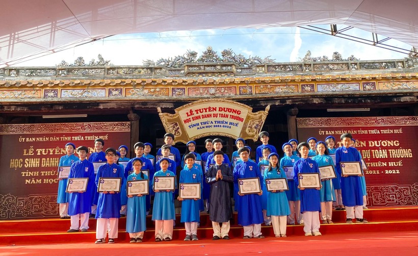 Chủ tịch UBND tỉnh TT – Huế tặng bằng khen cho 384 học sinh danh dự toàn trường ảnh 8