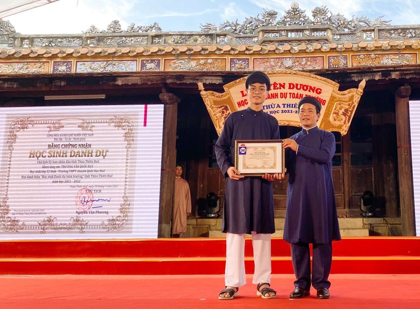 Chủ tịch UBND tỉnh TT – Huế tặng bằng khen cho 384 học sinh danh dự toàn trường ảnh 3