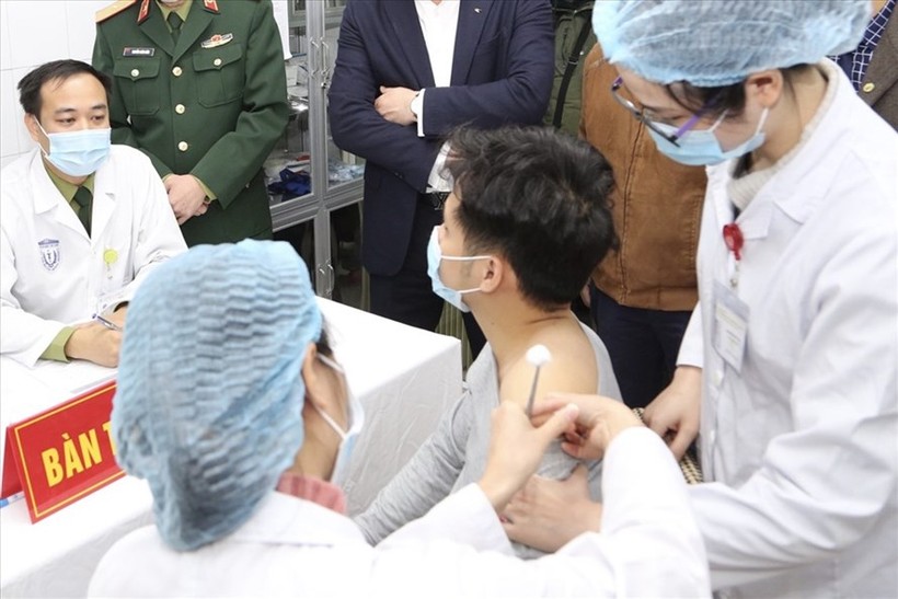 Vắc xin Covid-19 Nanocovax được tiêm cho tình nguyện viên đầu tiên, bắt đầu giai đoạn một thử nghiệm trên người sáng 17/12. Ảnh: Hải Nguyễn.