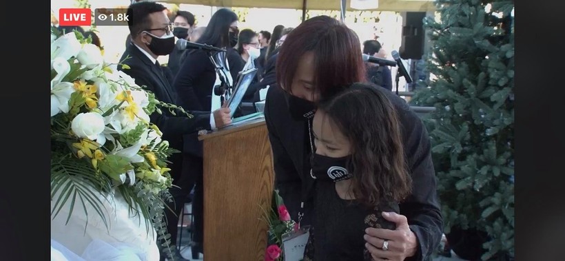 Việt Hương rơi nước mắt thấy chồng và con gái đến tiễn biệt cố nghệ sĩ Chí Tài