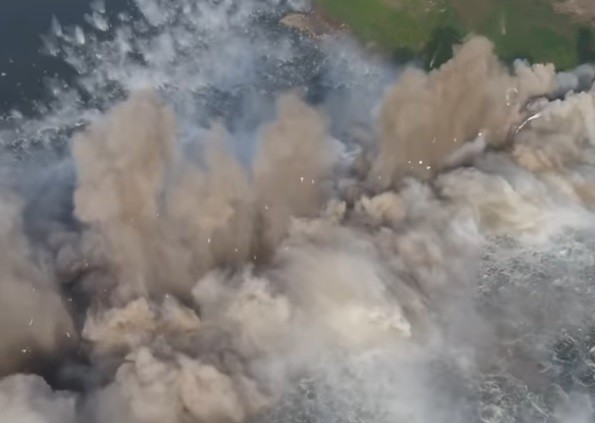 Video: Khoảnh khắc nổ tung cây cầu hết hạn sử dụng chỉ trong 10 giây