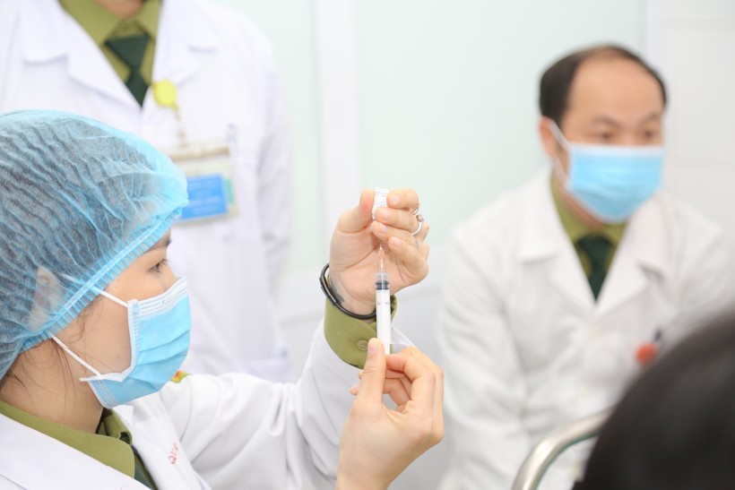 Hôm nay, Việt Nam tiêm mũi 2 vắc xin COVID-19 liều 25mcg cho 3 người tình nguyện