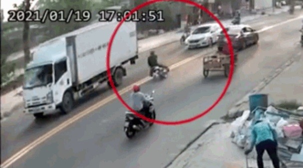 Video: Đang đi, ô tô bất ngờ tăng ga khiến nam thanh niên ngã ra đường tử vong