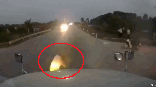 Video: Qua đường không quan sát, cụ ông thoát chết hy hữu trước đầu xe container