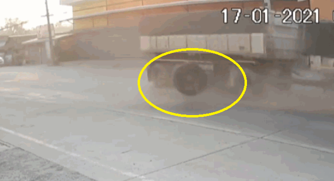 Video: Đang bon bon trên đường, 2 lốp xe tải bất ngờ bật tung ra ngoài