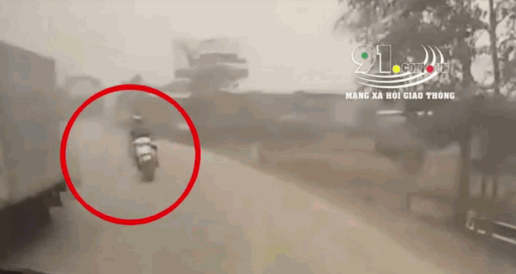 Video: Xe máy vượt ẩu khiến xe buýt bị lật ngang, hành khoách hoảng loạn
