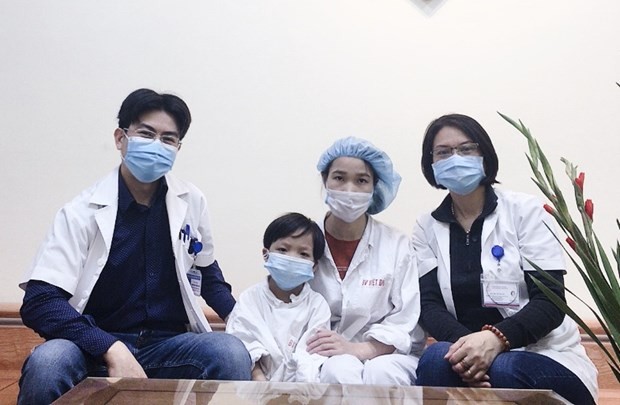 Các thầy thuốc Trung tâm tim mạch và lồng ngực, Bệnh viện Hữu nghị Việt Đức chụp ảnh kỷ niệm cùng bệnh nhi L.X.H. Nguồn: Bệnh viện Hữu nghị Việt Đức.