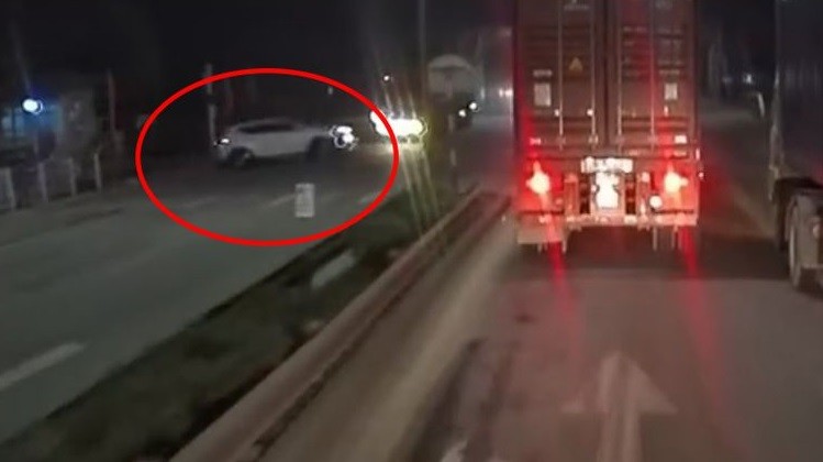 Video: Thót tim ô tô 5 chỗ phóng tốc độ cao, lao qua đường đâm vào container