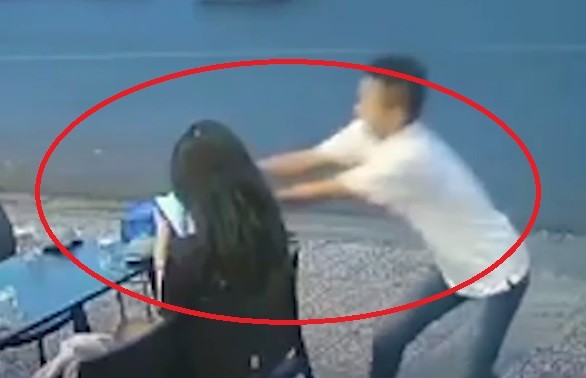 Video: Cô gái bị giật điện thoại iPhone 12 Promax giữa quán ăn đông người