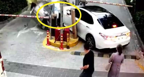 Video: Vừa vào xe ô tô, nữ tài xế bất ngờ đạp nhầm chân ga đâm đổ bốt gác bảo vệ