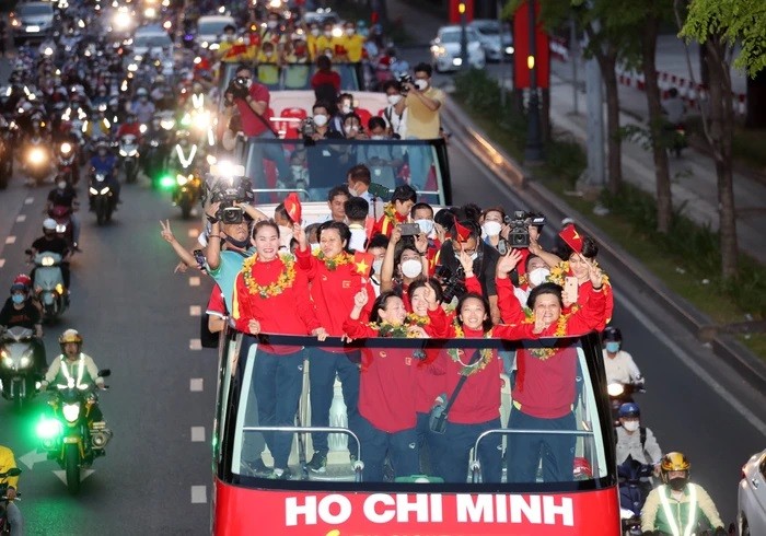 11 thành viên tuyển nữ Thành phố Hồ Chí Minh diễu hành trên xe buýt 2 tầng. Ảnh: Đ.Đ.
