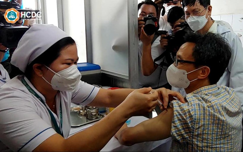 Phó Thủ tướng Vũ Đức Đam tiêm vắc xin Covid-19 mũi 4 tại Bệnh viện Bệnh nhiệt đới Thành phố Hồ Chí Minh. Nguồn: HCDC.