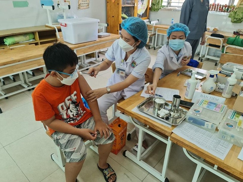 Tiêm vắc xin phòng Covid-19 cho trẻ tại điểm tiêm trường tiểu học Lê Văn Lương, huyện Nhà Bè. Ảnh: HCDC.