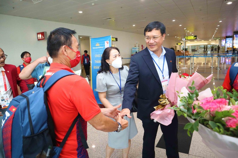 Tổng cục trưởng Tổng cục TDTT Đặng Hà Việt cùng các lãnh đạo Tổng cục TDTT đón đoàn tại sân bay. Ảnh: bvhttdl.gov.vn