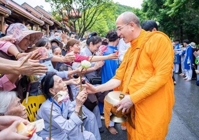 Hình ảnh đưa tiền, vật thực cho các chư tăng ở chùa Ba Vàng được đưa lên mạng xã hội gây phản cảm. Ảnh: Facebook Chùa Ba Vàng.