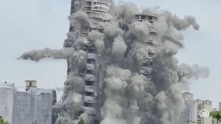 Dùng gần 4.000 kg chất nổ để phá hủy 2 chung cư xây dựng trái phép