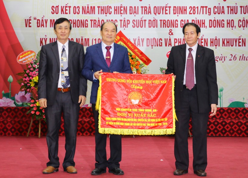 Ông Phạm Hoàng Be, Phó Chủ tịch Trung ương Hội Khuyến học Việt Nam trao cờ thi đua xuất sắc cho Hội khuyến học tỉnh Nghệ An