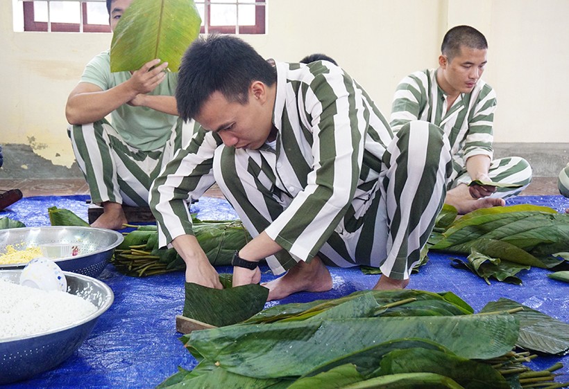 Trại tạm giam Công an tỉnh Nghệ An tổ chức cho phạm nhân gói bánh chưng