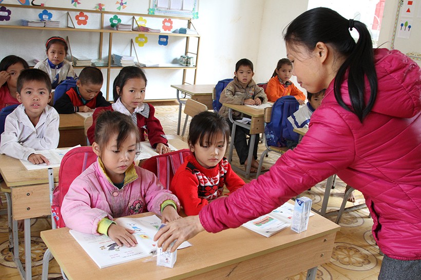 Học sinh khó khăn huyện miền núi Quỳ Châu, Nghệ An được hỗ trợ uống Sữa học đường