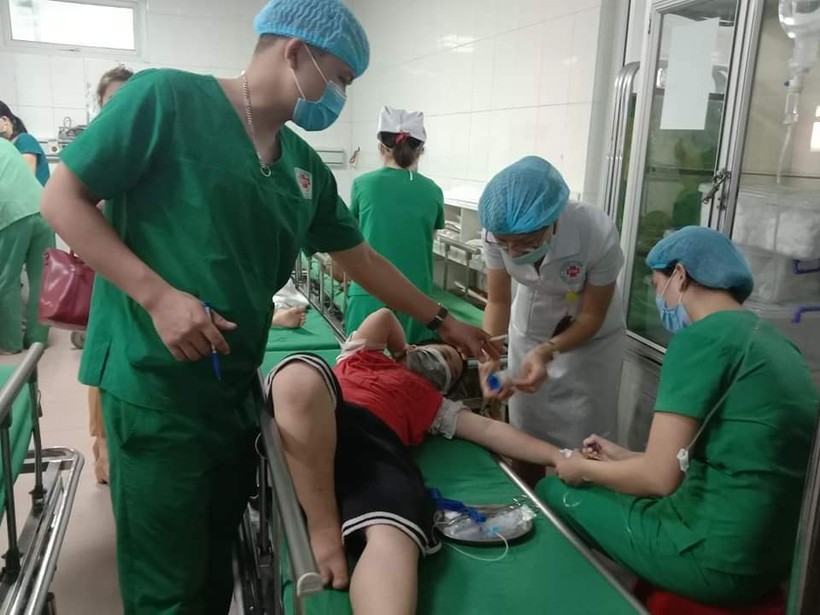 Các em học sinh bị ong đốt đang điều trị tại Bệnh viện 115 Nghệ An.