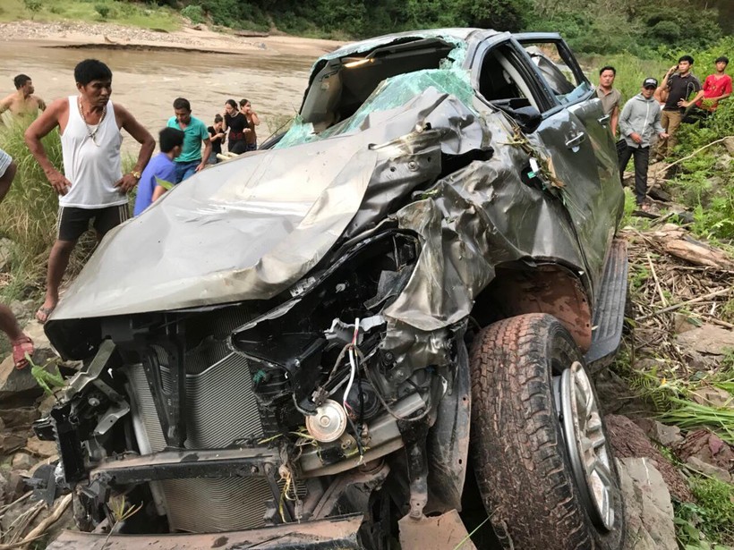 Chiếc xe bán tải biến dạng sau khi rơi xuống vực tại địa bàn xã Mỹ Lý, huyện Kỳ Sơn, Nghệ An.