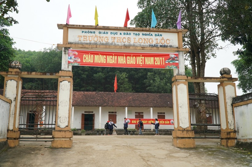 Giáo viên và hơn 150 học sinh Trường THCS Long Lộc (huyện Nghĩa Đàn, Nghệ An) đang phải học tạm trong nhà để xe đạp.