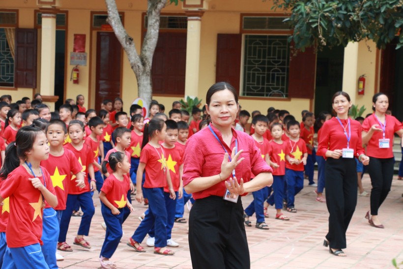 Cô trò Trường Tiểu học Châu Hội 1, huyện Quỳ Châu, Nghệ An múa điệu lăm vông truyền thống của dân tộc Thái.