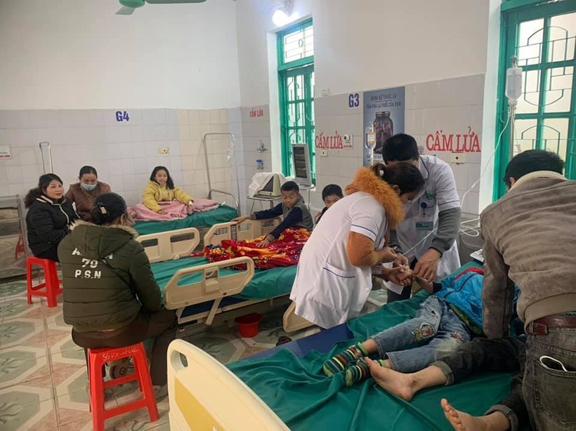 7 học sinh Trường Tiểu học Tiền Phong 1 (huyện Quế Phong, Nghệ An) bị đau bụng, nhập viên cấp cứu. 