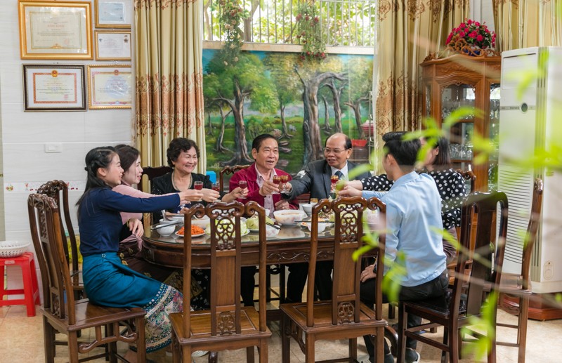 Bữa cơm tất niên của lưu học sinh Lào với gia đình bố Nguyễn Bùi Thái (TP Vinh, Nghệ An)