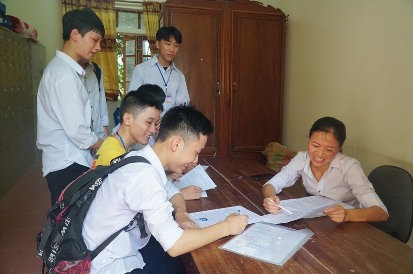 Học sinh Trường THPT Anh Sơn 1 (huyện Anh Sơn, Nghệ An) nộp hồ sơ đăng ký dự thi năm 2021