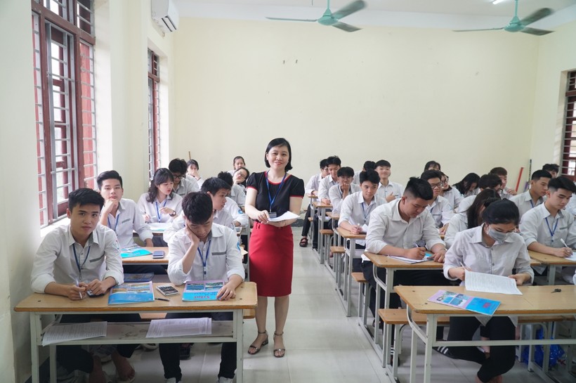 Học sinh trường THPT Huỳnh Thúc Khảng (TP Vinh, Nghệ An) làm bài thi thử THPT 