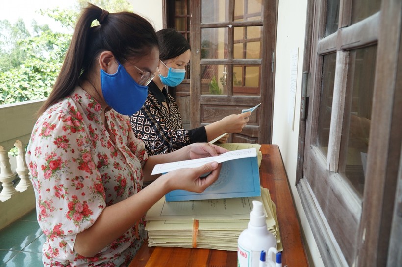 Cán bộ, giáo viên Trường THPT Hoàng Mai 2 (thị xã Hoàng Mai, Nghệ An) kiểm tra lại hồ sơ đăng ký dự thi tốt nghiệp của học sinh