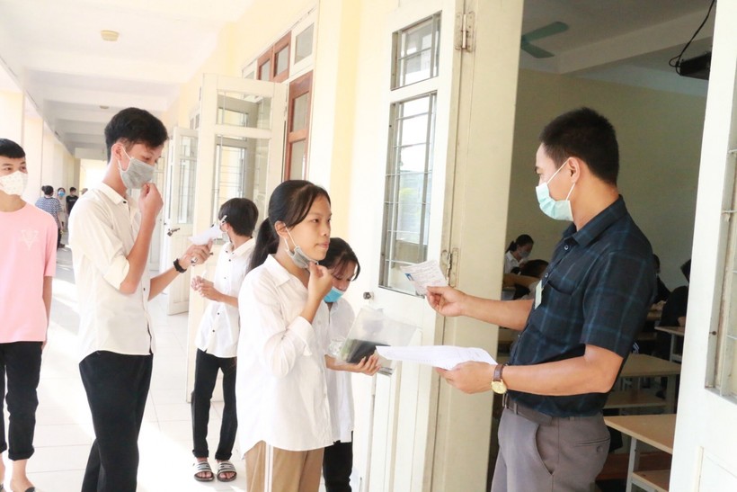 Thí sinh thi tuyển sinh vào lớp 10 năm học 2021 - 2022 tại Trường THPT Kim Liên, huyện Nam Đàn, Nghệ An.