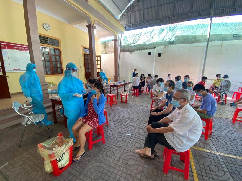 Lấy mẫu xét nghiệm Covid-19 cho người dân phường Hà Huy Tập, TP Vinh, Nghệ An.