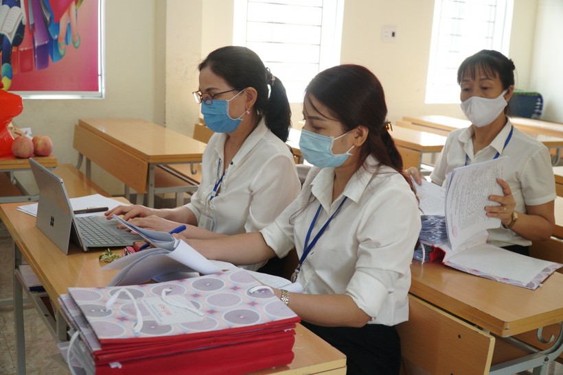 Giáo viên Trường Tiểu học Hà Huy Tập 2 (TP Vinh, Nghệ An) kiểm tra danh sách tuyển sinh đầu cấp.