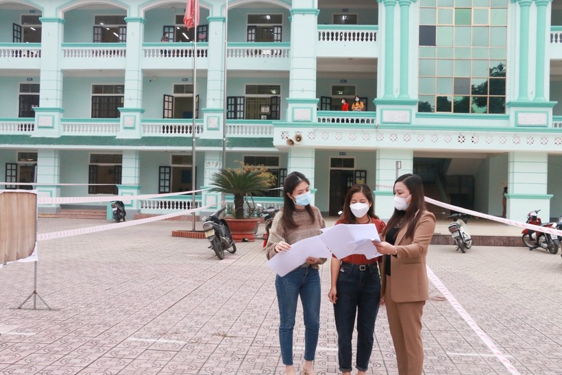 Trường Tiểu học Trường Thi, TP Vinh, Nghệ An bố trí phân luồng, sắp xếp sơ đồ phòng học đảm bảo giãn cách trước khi đón trò trở lại.