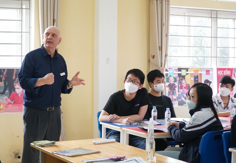 Học sinh lớp 9 tại Nghệ An tham gia tiết học thử của Trường TH School Vinh do ông Stephen West, Tổng hiệu trưởng Hệ thống TH School trực tiếp đứng lớp.