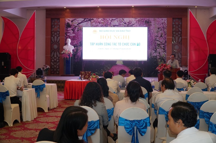 Thứ trưởng Bộ GD&ĐT Hoàng MInh Sơn chủ trì Hội nghị tập huấn công tác tổ chức cán bộ.