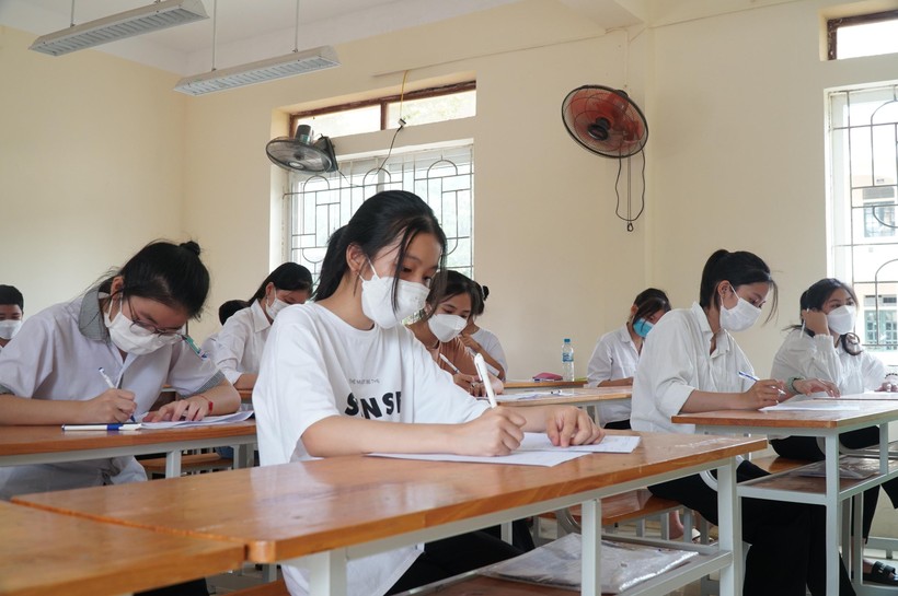 Các trường THPT tại Nghệ An lần lượt công bố điểm chuẩn vào lớp 10 đợt 1  ảnh 1