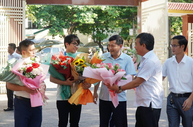 Ban Giám đốc Sở GD&ĐT Nghệ An chào đón, chúc mừng em Hoàng Tiến Nguyên giành Huy chương Đồng Olympic Toán học 2022 trở về.