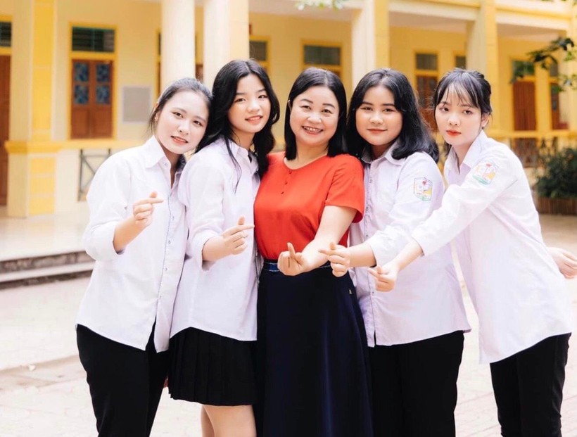 Cô Hoàng Thùy Dương và học sinh của mình tại Trường THPT Anh Sơn 1, huyện Anh Sơn, Nghệ An.