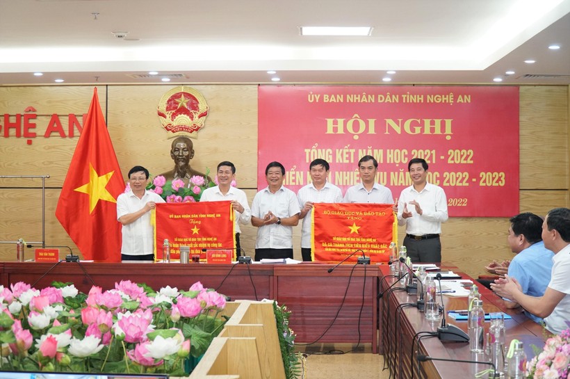Ngành giáo dục Nghệ An nhận Cờ thi đua của Bộ GD&ĐT, UBND tỉnh vì đã có nhiều thành tích xuất sắc trong năm học 2021-2022.
