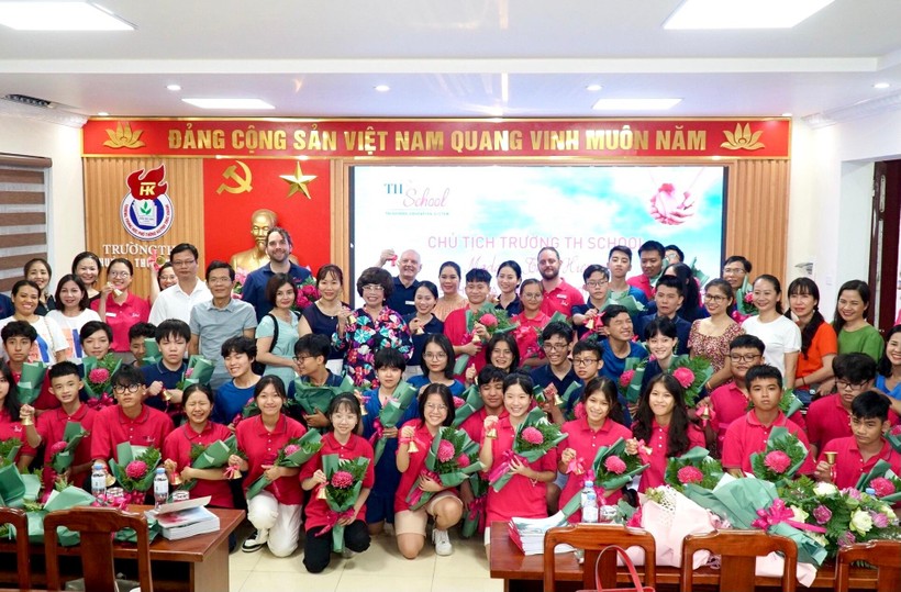 Bà Thái Hương - Nhà sáng lập Hệ thống TH School tham gia nghi lễ rung chuông tựu trường và chào đón học sinh khóa đầu tiên TH School cơ sở TP Vinh, Nghệ An.