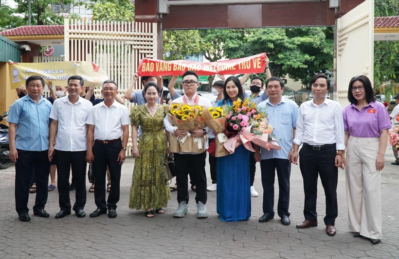 Nghệ An chào đón, vinh danh em Trương Văn Quốc Bảo - Trường THPT chuyên Phan Bội Châu giành 2 huy chương Olympic Tin học khu vực và quốc tế.
