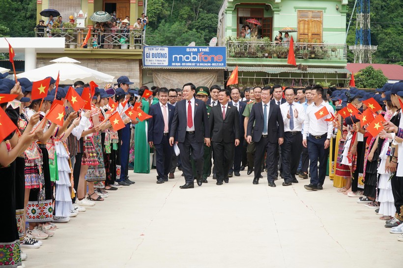 Chủ tịch Quốc hội dự lễ khai giảng tại trường biên giới tỉnh Nghệ An ảnh 1