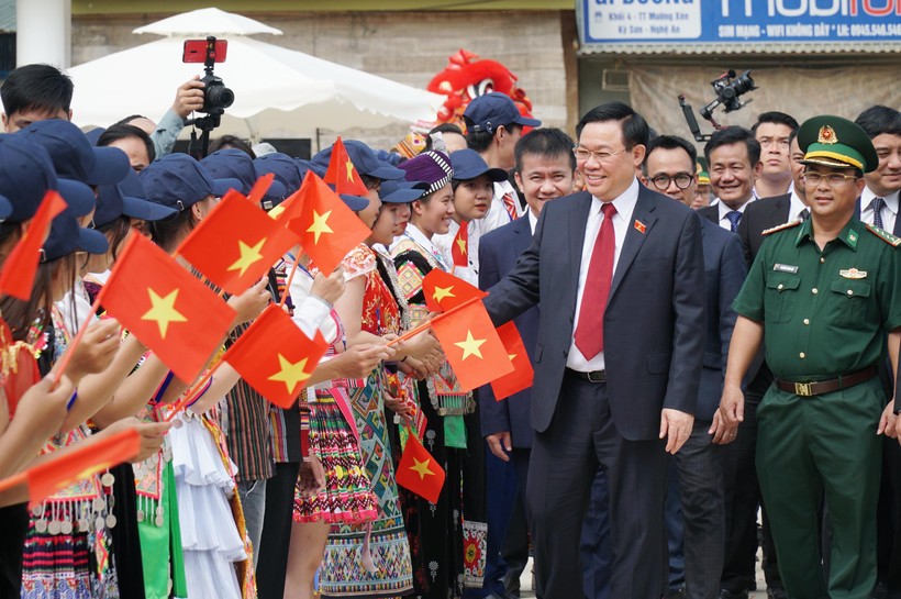 Chủ tịch Quốc hội dự lễ khai giảng tại trường biên giới tỉnh Nghệ An ảnh 2